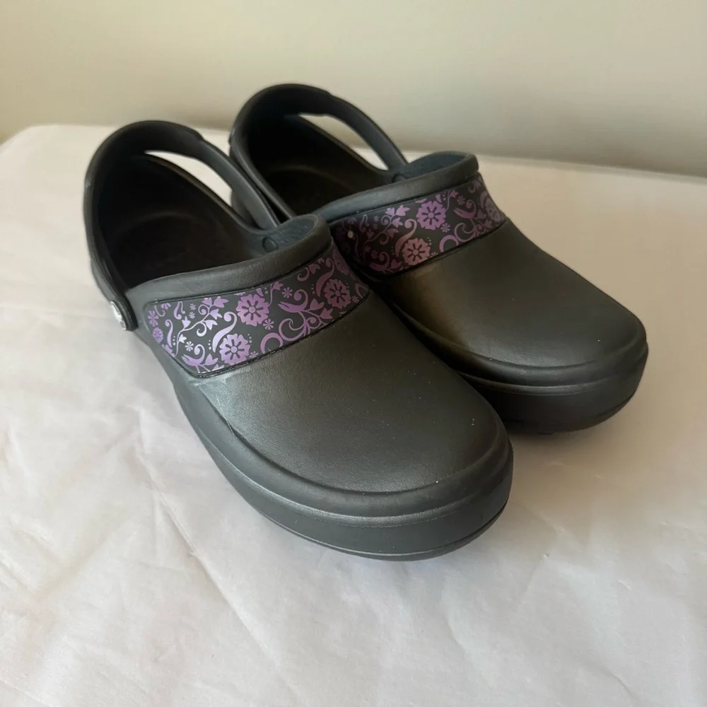 CROCS Size 9 Women’s Black and Purple Floral Clogs - Picture 2 of 5